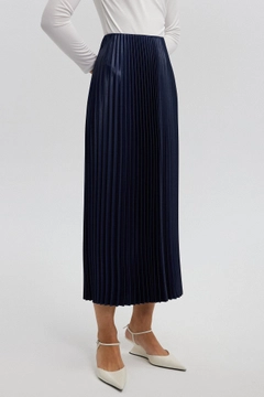 Un mannequin de vêtements en gros porte tou12818-pleated-skirt-blue, Jupe en gros de Touche Prive en provenance de Turquie