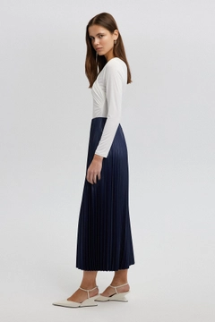 Een kledingmodel uit de groothandel draagt tou12818-pleated-skirt-blue, Turkse groothandel Rok van Touche Prive