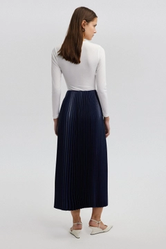 Un mannequin de vêtements en gros porte tou12818-pleated-skirt-blue, Jupe en gros de Touche Prive en provenance de Turquie