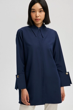 Ένα μοντέλο χονδρικής πώλησης ρούχων φοράει tou12963-poplin-shirt-with-widee-cuff-blue, τούρκικο Πουκάμισο χονδρικής πώλησης από Touche Prive