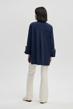 Hurtowa modelka nosi tou12963-poplin-shirt-with-widee-cuff-blue, turecka hurtownia Koszula firmy Touche Prive