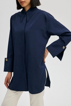 Een kledingmodel uit de groothandel draagt tou12963-poplin-shirt-with-widee-cuff-blue, Turkse groothandel Shirt van Touche Prive