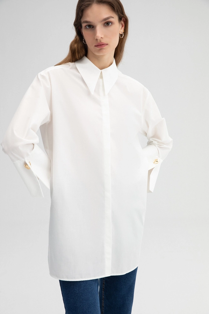 A wholesale clothing model wears TOU10419 - Geni̇ş Manşetli̇ Popli̇n Gömlek - Cream, Turkish wholesale Shirt of Touche Prive