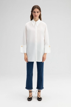 Bir model, Touche Prive toptan giyim markasının TOU10419 - Geni̇ş Manşetli̇ Popli̇n Gömlek - Cream toptan Gömlek ürününü sergiliyor.