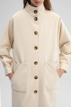 Una modella di abbigliamento all'ingrosso indossa TOU10425 - Gabardine Trenchcoat With Neckband - Beige, vendita all'ingrosso turca di Impermeabile di Touche Prive