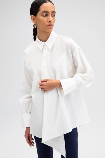 Ένα μοντέλο χονδρικής πώλησης ρούχων φοράει  Ασύμμετρη Ποπλίνα Τουνίκ - Εκρού
, τούρκικο τουνίκ χονδρικής πώλησης από Touche Prive