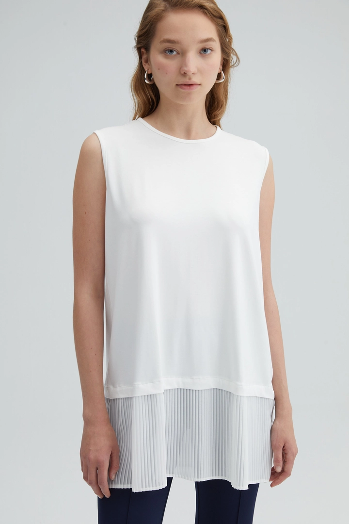 Bir model, Touche Prive toptan giyim markasının TOU10705 - Pleated Sleveless Tunic - White toptan Tunik ürününü sergiliyor.