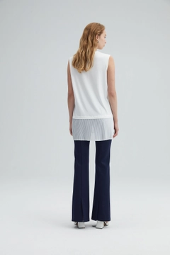 Bir model, Touche Prive toptan giyim markasının TOU10705 - Pleated Sleveless Tunic - White toptan Tunik ürününü sergiliyor.