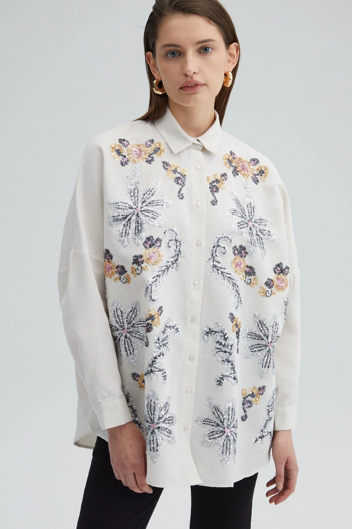 Ein Bekleidungsmodell aus dem Großhandel trägt TOU10730 - Embroidered Viscose Shirt - Cream, türkischer Großhandel Hemd von Touche Prive
