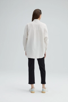 Ένα μοντέλο χονδρικής πώλησης ρούχων φοράει TOU10730 - Embroidered Viscose Shirt - Cream, τούρκικο Πουκάμισο χονδρικής πώλησης από Touche Prive