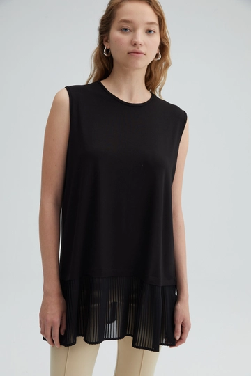 Bir model, Touche Prive toptan giyim markasının  Pileli Kolsuz Tunik - Siyah
 toptan Tunik ürününü sergiliyor.