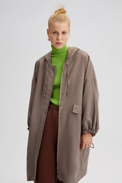 Veleprodajni model oblačil nosi TOU10097 - Hooded Oversize Trenchcoat - Mink, turška veleprodaja Trenčkot od Touche Prive