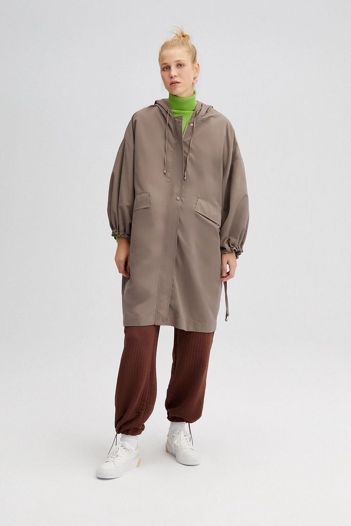 Una modelo de ropa al por mayor lleva TOU10097 - Hooded Oversize Trenchcoat - Mink, Gabardina turco al por mayor de Touche Prive