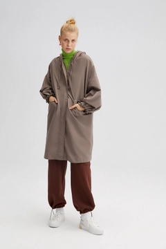 Bir model, Touche Prive toptan giyim markasının TOU10097 - Hooded Oversize Trenchcoat - Mink toptan Trençkot ürününü sergiliyor.