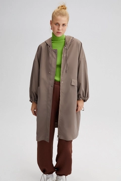 Ένα μοντέλο χονδρικής πώλησης ρούχων φοράει TOU10097 - Hooded Oversize Trenchcoat - Mink, τούρκικο Καπαρντίνα χονδρικής πώλησης από Touche Prive