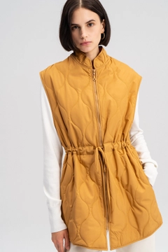 Ένα μοντέλο χονδρικής πώλησης ρούχων φοράει TOU10210 - Elastic Waisted Quilted Vest - Camel, τούρκικο Αμάνικο μπλουζάκι χονδρικής πώλησης από Touche Prive