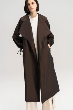 Hurtowa modelka nosi TOU10224 - Double Breasted Trenchcoat With Arm Lace - Brown, turecka hurtownia Trencz firmy Touche Prive