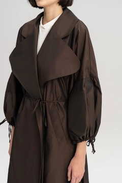 Un mannequin de vêtements en gros porte TOU10224 - Double Breasted Trenchcoat With Arm Lace - Brown, Trench-Coat en gros de Touche Prive en provenance de Turquie