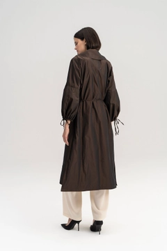 Ein Bekleidungsmodell aus dem Großhandel trägt TOU10224 - Double Breasted Trenchcoat With Arm Lace - Brown, türkischer Großhandel Trenchcoat von Touche Prive