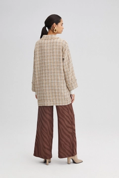 Ένα μοντέλο χονδρικής πώλησης ρούχων φοράει TOU10291 - Plaid Jacket With Pocket - Beige, τούρκικο Μπουφάν χονδρικής πώλησης από Touche Prive