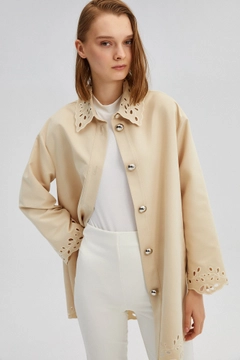 Ein Bekleidungsmodell aus dem Großhandel trägt TOU10333 - Embroidered Jacket - Beige, türkischer Großhandel Jacke von Touche Prive