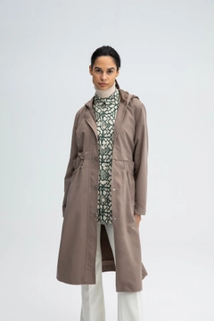 Un model de îmbrăcăminte angro poartă TOU10335 - Hooded Trenchcoat With Gripper - Mink, turcesc angro Palton de Touche Prive
