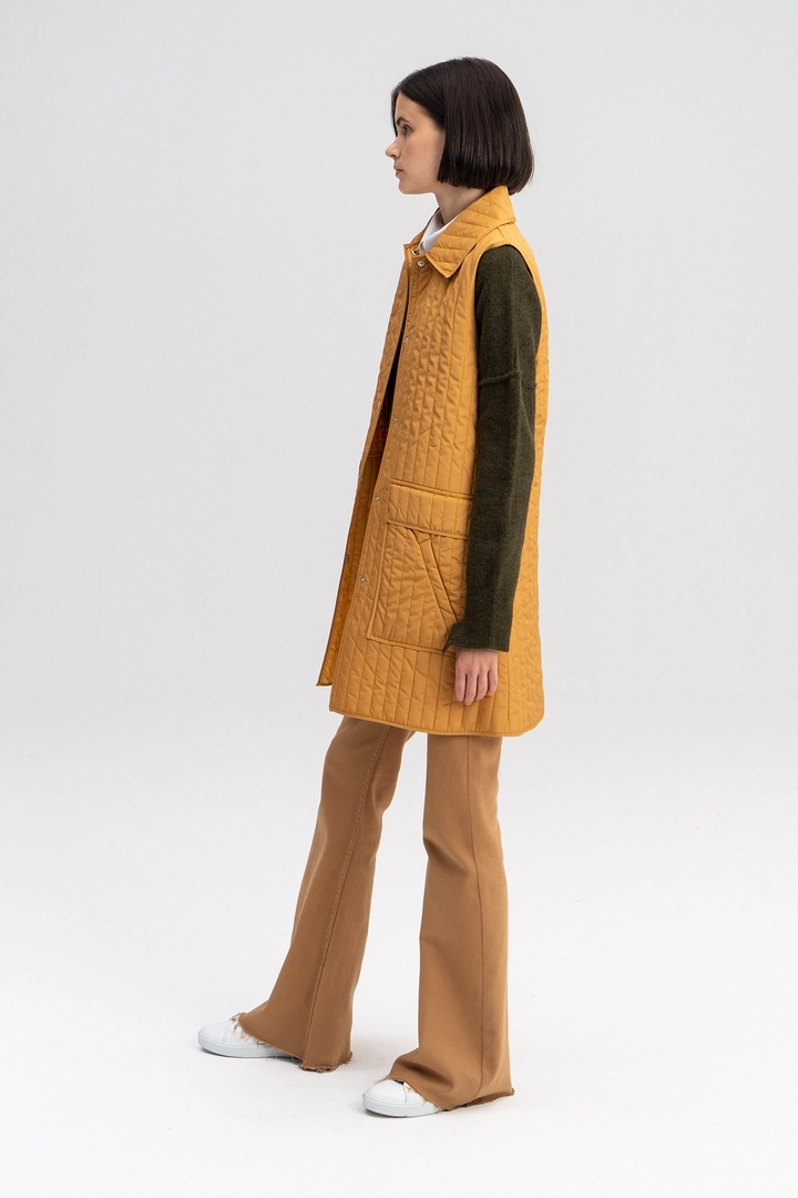 Ένα μοντέλο χονδρικής πώλησης ρούχων φοράει TOU10347 - Quilted Wasitcoat - Camel, τούρκικο Αμάνικο μπλουζάκι χονδρικής πώλησης από Touche Prive