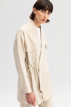 Ein Bekleidungsmodell aus dem Großhandel trägt TOU10379 - Rib Belted Linen Jacket - Beige, türkischer Großhandel Jacke von Touche Prive