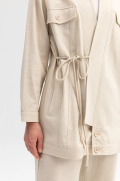 Una modella di abbigliamento all'ingrosso indossa TOU10379 - Rib Belted Linen Jacket - Beige, vendita all'ingrosso turca di Giacca di Touche Prive