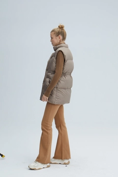 Una modelo de ropa al por mayor lleva TOU10380 - Puffer Vest - Beige, Chaleco turco al por mayor de Touche Prive
