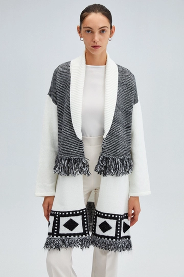 A wholesale clothing model wears  Fringe Detailed Long Knit Cardigan - Ecru
, Turkish wholesale Cardigan of Touche Prive