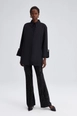 Ein Bekleidungsmodell aus dem Großhandel trägt tou11671-poplin-shirt-with-widee-cuff-black, türkischer Großhandel  von 