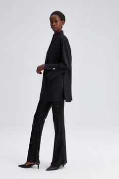 Ein Bekleidungsmodell aus dem Großhandel trägt tou11671-poplin-shirt-with-widee-cuff-black, türkischer Großhandel Hemd von Touche Prive