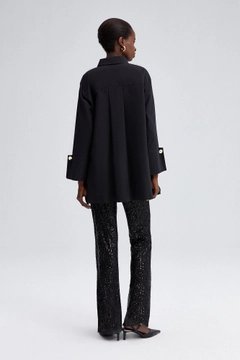 Hurtowa modelka nosi tou11671-poplin-shirt-with-widee-cuff-black, turecka hurtownia Koszula firmy Touche Prive