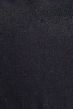 Un mannequin de vêtements en gros porte tou11671-poplin-shirt-with-widee-cuff-black, Chemise en gros de Touche Prive en provenance de Turquie