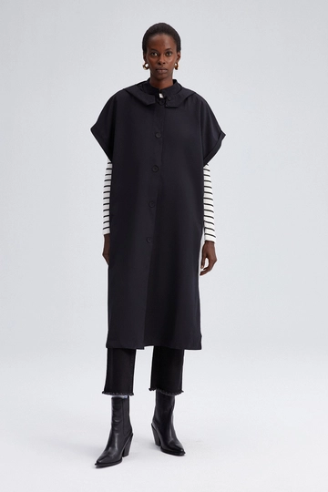 Een kledingmodel uit de groothandel draagt  Gilet met capuchon - Zwart
, Turkse groothandel Vest van Touche Prive