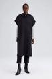 Bir model,  toptan giyim markasının tou11684-hooded-waiscoat-black toptan  ürününü sergiliyor.