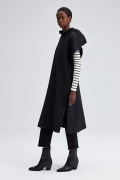 Una modella di abbigliamento all'ingrosso indossa tou11684-hooded-waiscoat-black, vendita all'ingrosso turca di Veste di Touche Prive