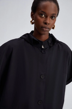Bir model, Touche Prive toptan giyim markasının tou11684-hooded-waiscoat-black toptan Yelek ürününü sergiliyor.