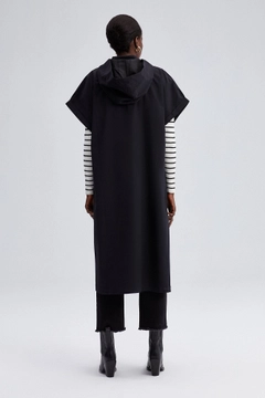 Модел на дрехи на едро носи tou11684-hooded-waiscoat-black, турски едро Жилетка на Touche Prive
