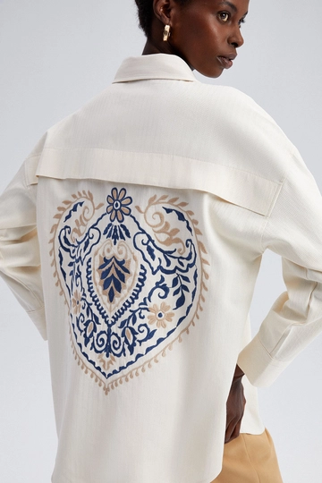 Una modella di abbigliamento all'ingrosso indossa  Camicia oversize - Beige
, vendita all'ingrosso turca di Camicia di Touche Prive