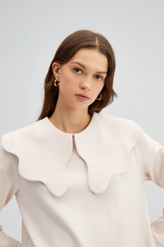 Bir model, Touche Prive toptan giyim markasının TOU11000 - Wide Collar Knit Tunic - Baby Pink toptan Tunik ürününü sergiliyor.