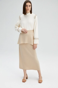 Ένα μοντέλο χονδρικής πώλησης ρούχων φοράει TOU11005 - Frilly Crepe Skirt - Beige, τούρκικο Φούστα χονδρικής πώλησης από Touche Prive