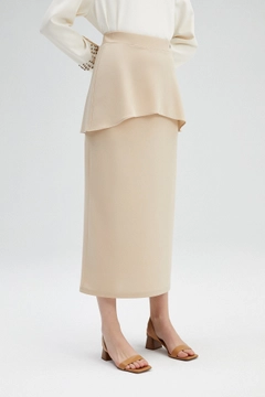 Bir model, Touche Prive toptan giyim markasının TOU11005 - Frilly Crepe Skirt - Beige toptan Etek ürününü sergiliyor.