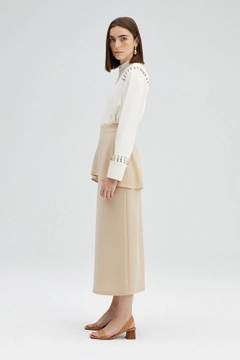 Una modelo de ropa al por mayor lleva TOU11005 - Frilly Crepe Skirt - Beige, Falda turco al por mayor de Touche Prive