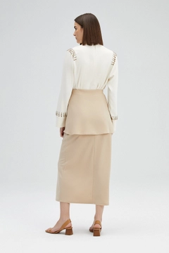 Ein Bekleidungsmodell aus dem Großhandel trägt TOU11005 - Frilly Crepe Skirt - Beige, türkischer Großhandel Rock von Touche Prive