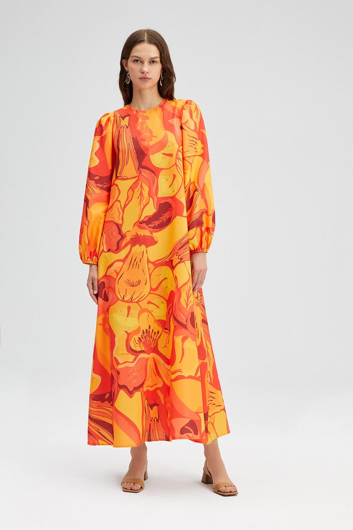 Bir model, Touche Prive toptan giyim markasının TOU11006 - Balloon Sleeve Poplin Dress - Orange toptan Elbise ürününü sergiliyor.