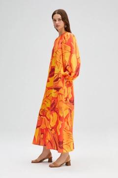 Ein Bekleidungsmodell aus dem Großhandel trägt TOU11006 - Balloon Sleeve Poplin Dress - Orange, türkischer Großhandel Kleid von Touche Prive