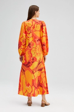 Bir model, Touche Prive toptan giyim markasının TOU11006 - Balloon Sleeve Poplin Dress - Orange toptan Elbise ürününü sergiliyor.