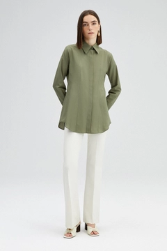 Bir model, Touche Prive toptan giyim markasının TOU11075 - Fit Poplin Shirt - Khaki toptan Gömlek ürününü sergiliyor.
